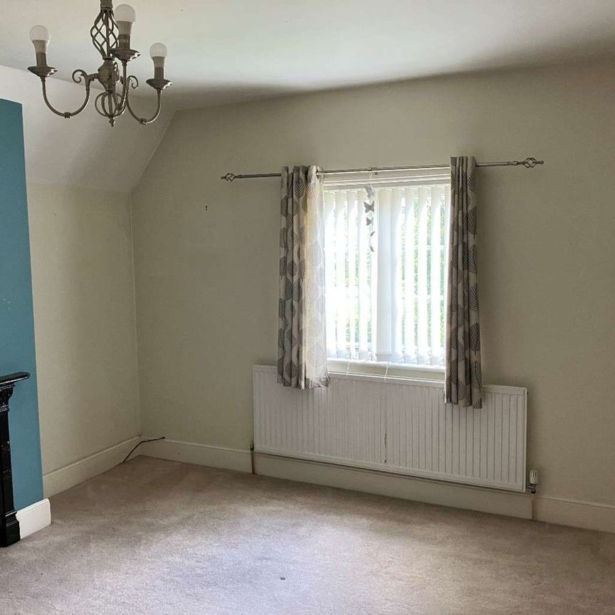 A well presented traditional semi-detached three-bedroom cottage located on a privately owned estate in rural Nottinghamshire - Photo 1