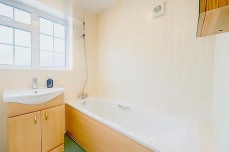 3 bedroom House To Let Total Size: 1045 SQ FT - Photo 5