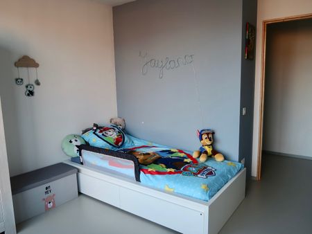 Ruim energiezuinig appartement met twee slaapkamers, groot terras en carport! - Photo 3