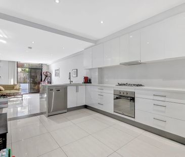 Spacious modern two-bedroom townhouse with lock-up garage - Photo 4