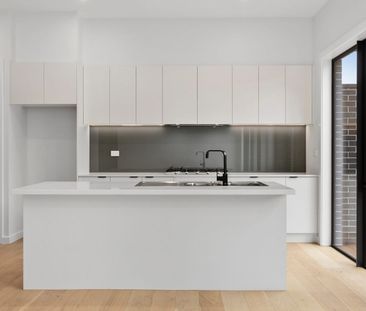 EXCLUSIVE NEAR NEW 4 BEDROOM + STUDY TOWNHOUSE IN A PRIME LOCATION - Photo 6