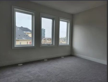 4 bedroom townhouse Oshawa - Photo 4