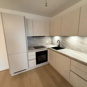 Exklusive 2-Zimmer-Erstbezugswohnung im obersten Geschoss | Erstbezug | Weitblick | Südwest-Balkon | Deckenkühlung und -heizung & elektrische Außenjalousien - Photo 2