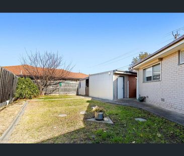 Charming Family Home in St Albans! - Photo 6