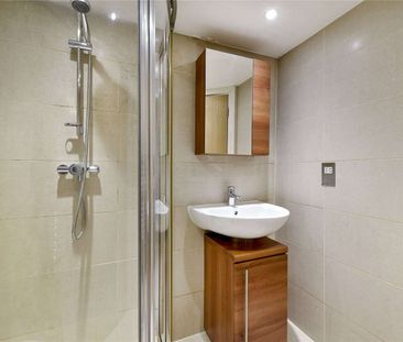 A spacious studio apartment in the heart of South Kensington with its own private patio. - Photo 5