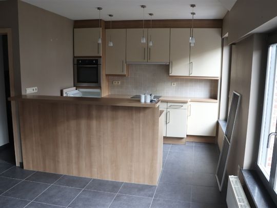 Instapklaar en centraal gelegen duplex appartement, 100m² op 2eV met 1 SLK, ruim terras en garage. - Foto 1