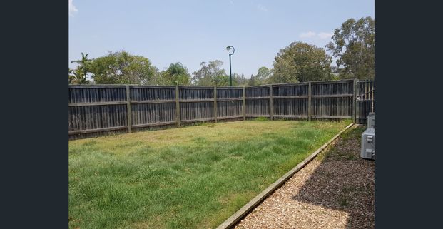 Spacious 3 bedroom 2 bathroom townhouse for rent! - Photo 1