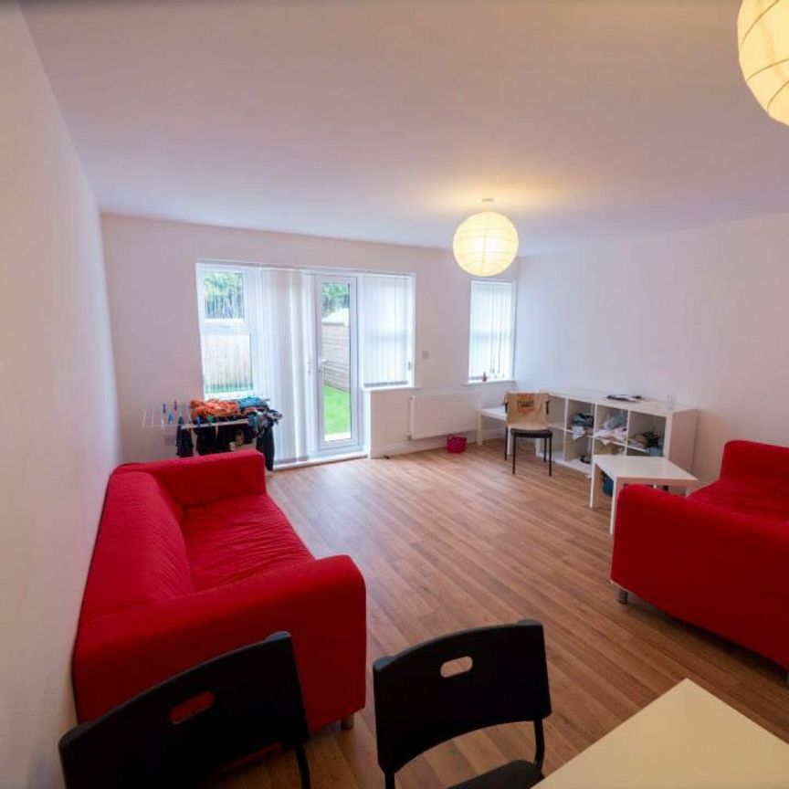 MODERN 4 BED STUDENT HOUSE - Photo 1