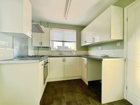 2 bedroom Semi-Detached Bungalow to let - Photo 4