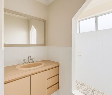 "Freshly Updated Villa with New Floors, Blinds & Air Con Comfort" - Photo 5