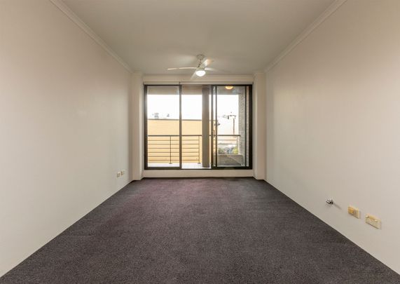 Sun-filled Apartment with Rooftop Views & Outdoor Swimming Pool - Photo 1