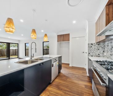 NEAR NEW LUXURY HOME WITH DUCTED AIR-CON - Photo 3