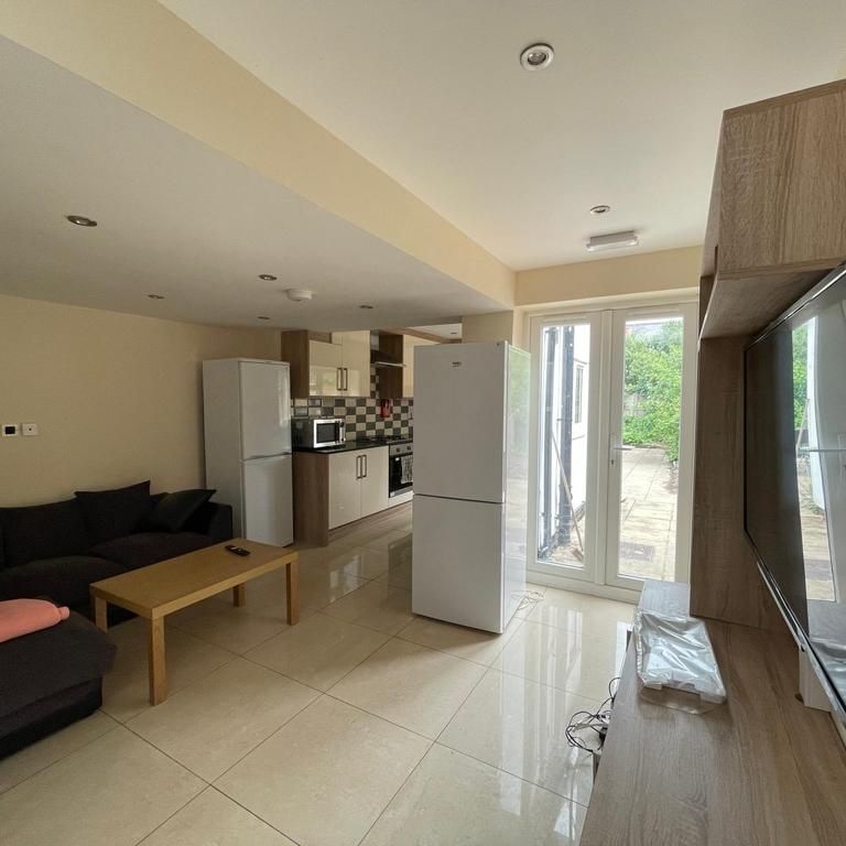 6 bedroom terraced house to rent - Photo 1