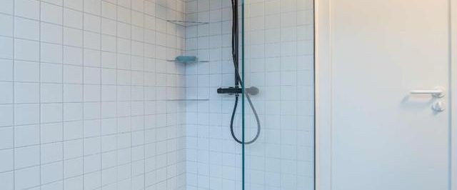 Stylish Top Floor Apartment with Balcony in Trendy Neukölln - Photo 1