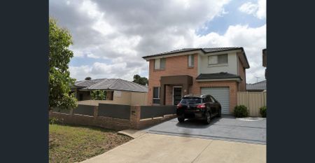 Modern Family Townhouse Offering Space and Convenience - Photo 5