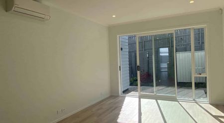 Cute as Button! - Photo 2