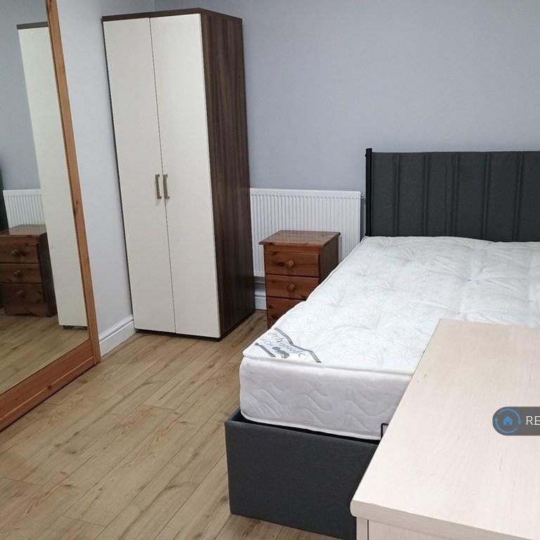 1 bedroom in a house share to rent - Photo 1