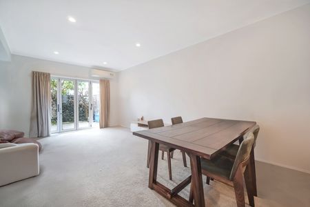 Modern two bedroom townhouse - Photo 2