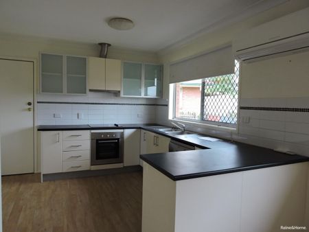 Family Friendly home close to public transport, shops and schools - Photo 4