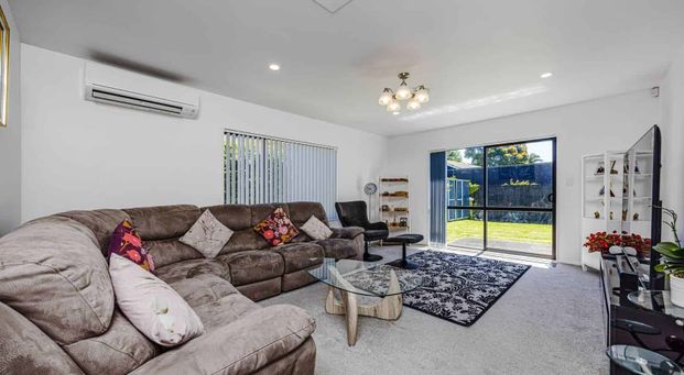 Modern & Spacious 4-Bedroom in Prime Favona Lo... - Photo 1