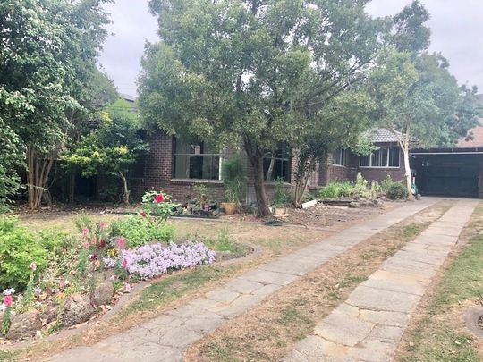 NEAT FAMILY HOME – PERFECT LOCATION - Photo 1