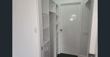 Modern Style Courtyard - Conveniently Located - Photo 4