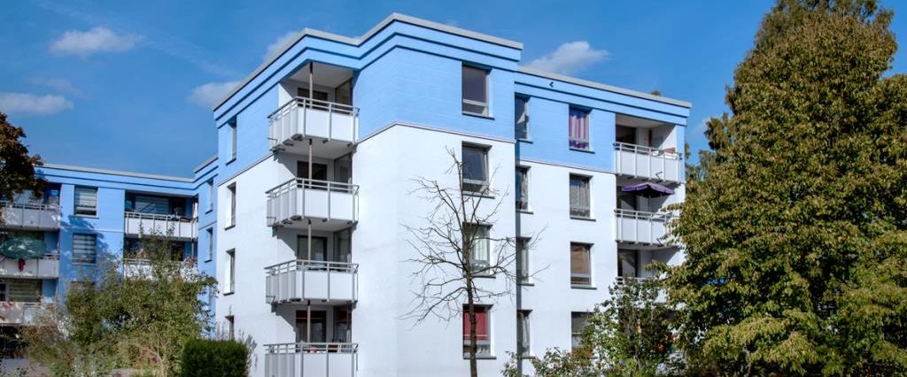 Tapezierte 2-Zimmer-Wohnung mit neutralem Laminatboden in Monheim - Photo 1