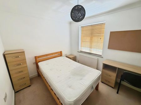 4 bedroom end of terrace house to rent - Photo 3