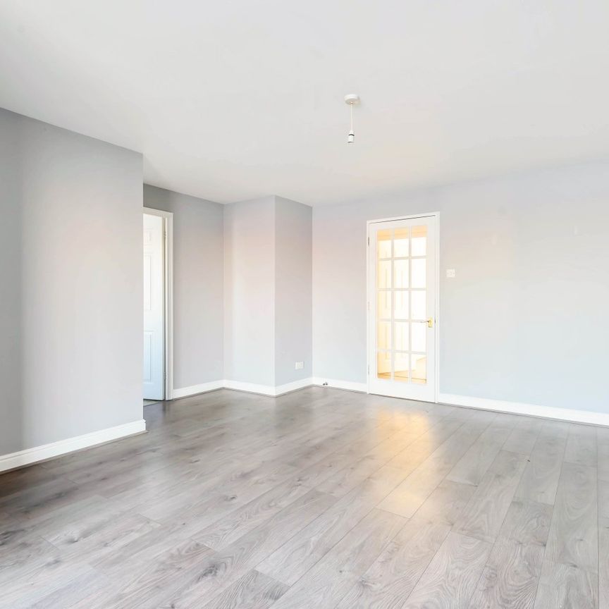 Flat to rent - Harlinger Street, London, SE18 - Photo 1