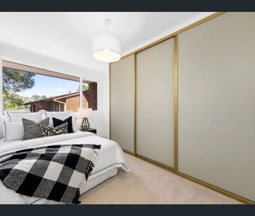 Sunny, freshly renovated on-trend townhouse - Photo 2