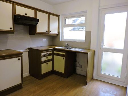 3 bedroom semi-detached house to rent - Photo 4