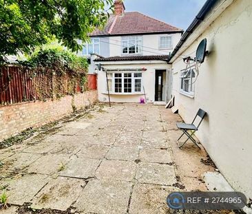 4 bedroom semi-detached house to rent - Photo 2