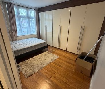 3 Bed Terraced House, Beccles Drive, IG11 - Photo 5