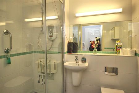 1 bedroom retirement property to rent - Photo 3