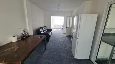 4 bedroom end of terrace house to rent - Photo 4