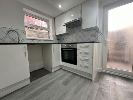 2 bedroom flat to rent - Photo 3