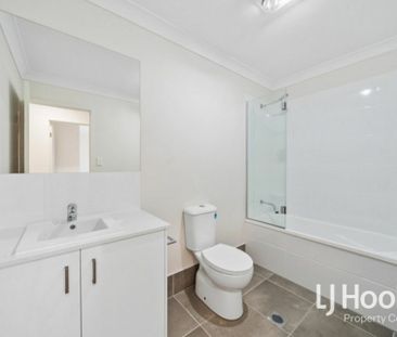 Exceptional Location - Just 6 Minutes to Train Station & 7 Minutes ... - Photo 3