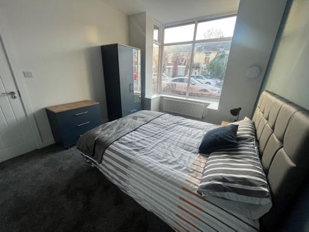 Tonge Moor Road, Bolton - Photo 3