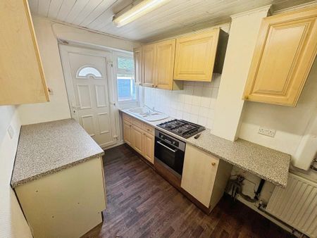 3 bedroom semi-detached house to rent - Photo 2