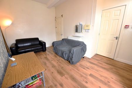 3 bedroom House in Woodside Avenue, Leeds - Photo 4