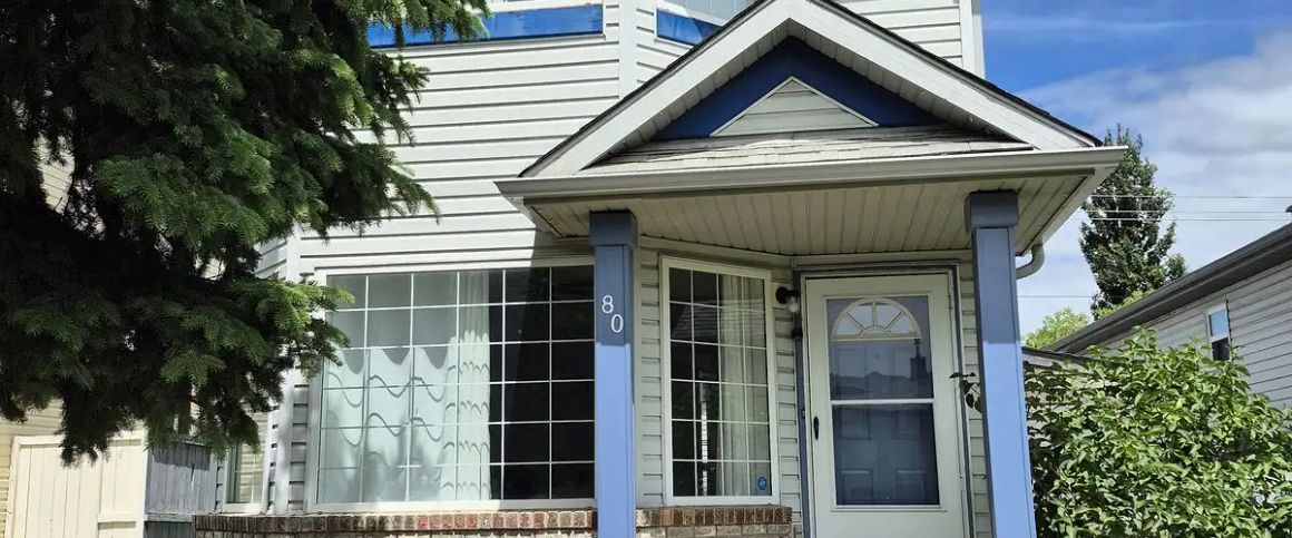 One Upper-Level Bedroom Available In A Three Bedrooms House — 1 Bedroom Room For Rent - Photo 1