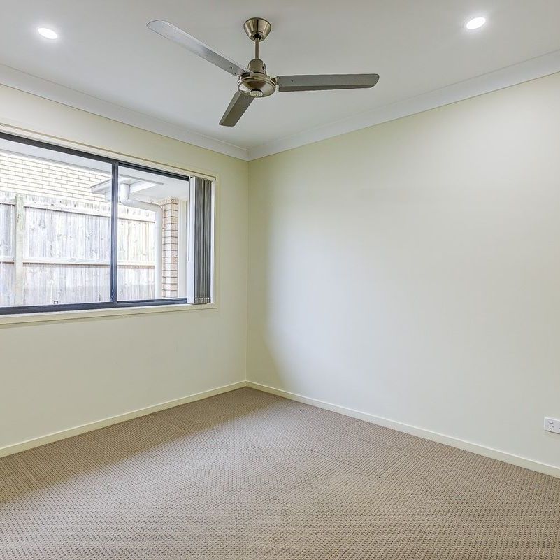 Perfect For The School Run - Walk Straight Across The Road! - Photo 1