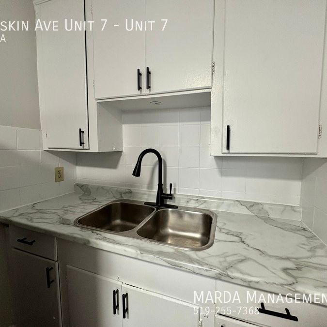 NEWLY RENOVATED 1-BEDROOM/1BATH APARTMENT + HYDRO - Photo 1