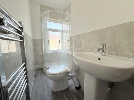 1 bedroom in a house share to rent - Photo 2