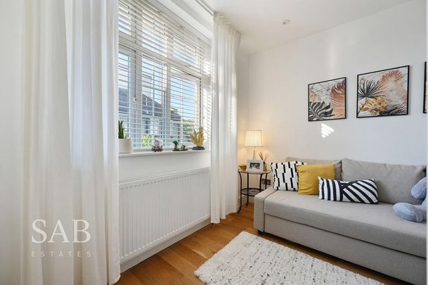 4 bedroom end of terrace house to rent - Photo 1