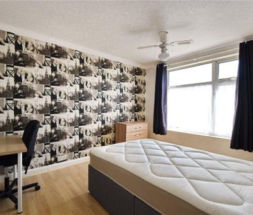 4 bedroom semi-detached house to rent - Photo 5