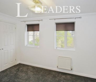 4 bedroom semi-detached house to rent - Photo 3