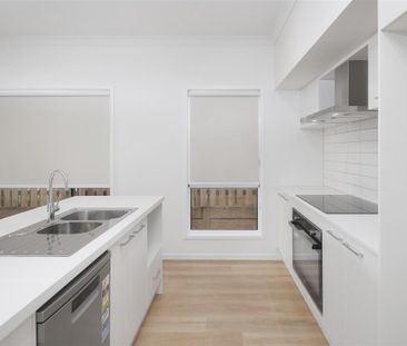 Stunning Greenbank Retreat: Immaculate 4 Bedroom House for Rent - Photo 1