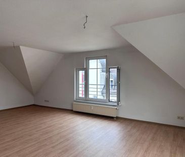 Licht & Raum unterm Dach – charmante 2-Raum-Wohnung mit offener Küc... - Photo 1