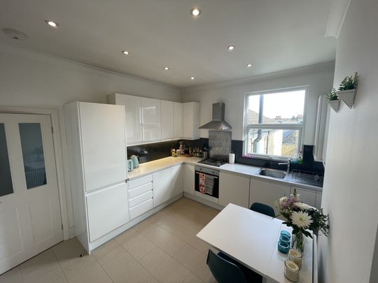 The Perfect Earlsfield Flat for a Couple to Rent in London, SW18 - Photo 1